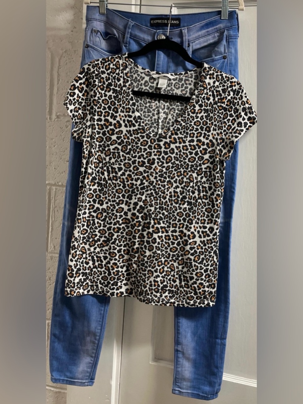2 pc Victoria's Secret Leopard Print t-shirt/Express jeans sz 4Regular